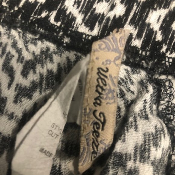 XL Flowy Black and White Aztec Capris - Picture 2 of 3